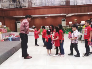 Archonnell giving Christmas to kids